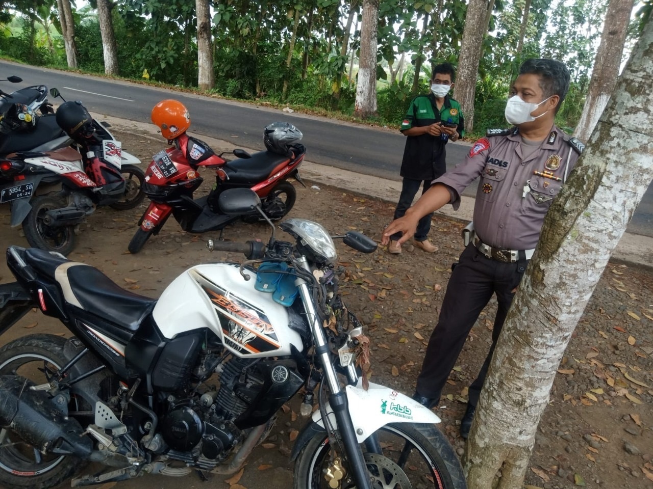Petugas dari Unit Lantas Polsek Genteng yang mendatangi area lokasi kecelakaan di sekitaran Desa Karangsari Kecamatan Sempu Banyuwangi. (Foto. Fareh Hariyanto - RBT)