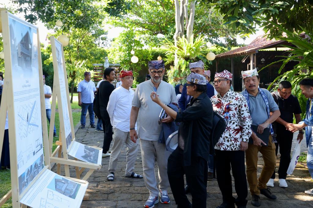 Direktur Aga Khan Award bersama arsitek-arsitek yang hadir dalam Festival Arsitek Nusantara saat mengunjungi pameran di Pendopo Sabha Swagata