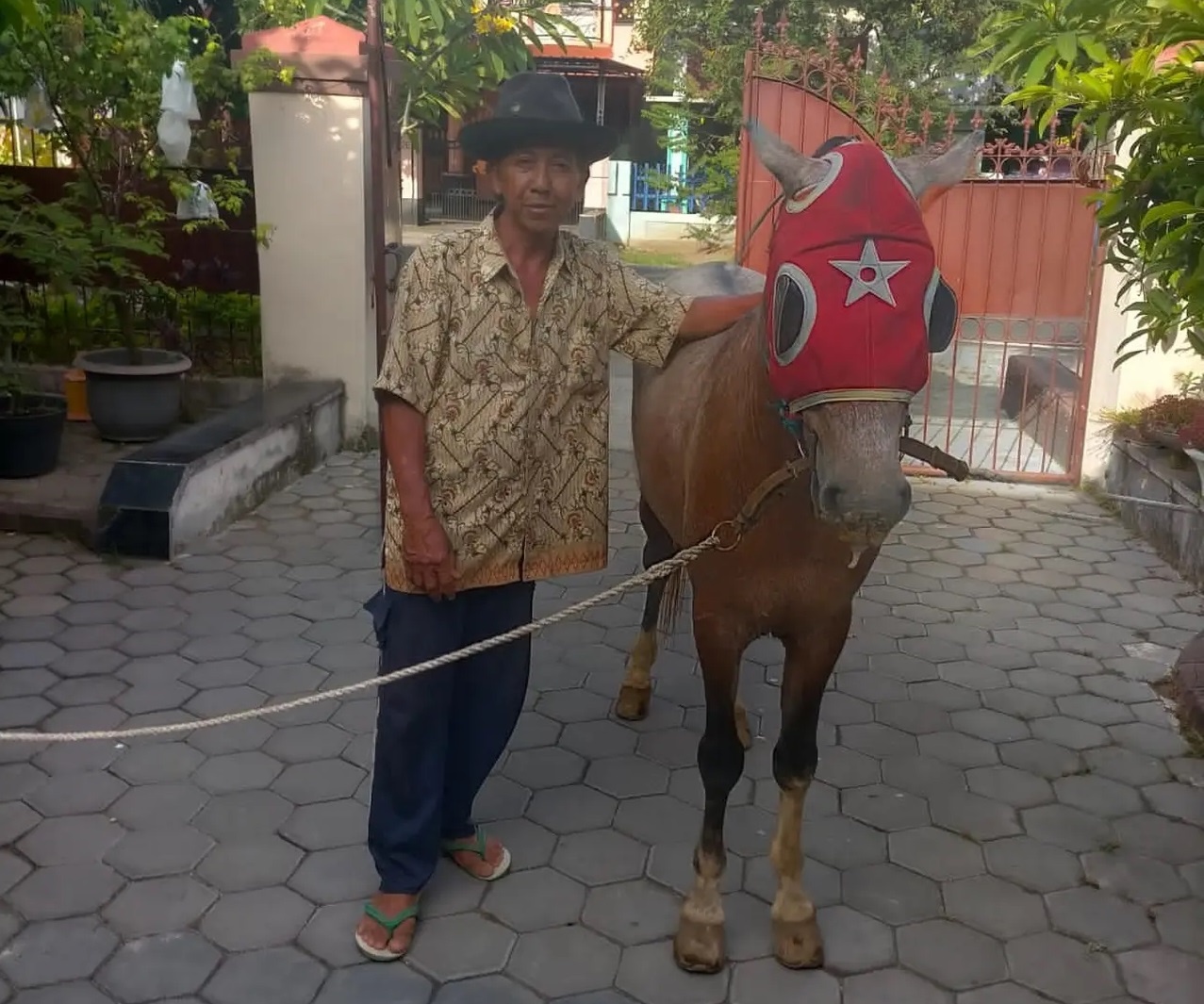 Atim bersama kuda barunya sebagai pengganti kudanya yang mati saat tradisi Puter Kayun beberapa waktu lalu. (Foto. Istimewa)