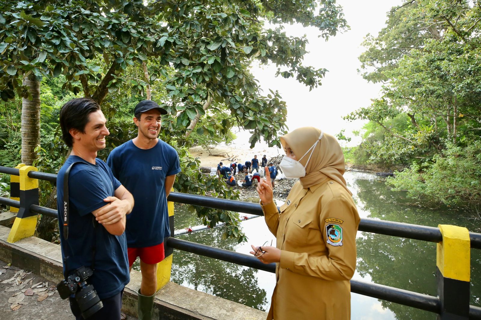 Gary Bencheghib dan Sam Bencheghib Founder Sungai Watch, NGO yang konsen dalam pembersihan Sungai di Bali berbincang dengan Bupati Banyuwangi.  