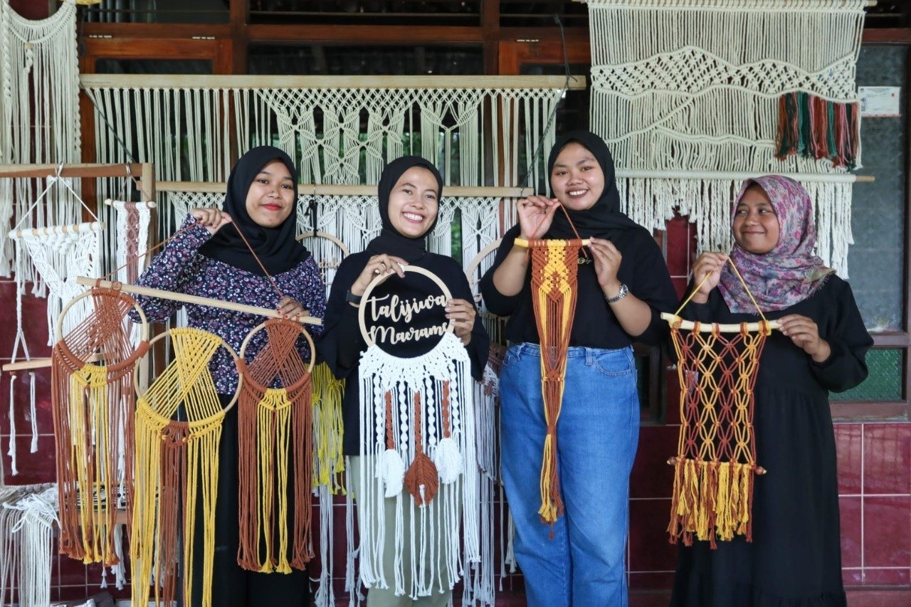 Perajin simpul tali Makrame Kebumen yang ketiban manfaat Lapak Ganjar. (Foto. Istimewa)