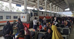Penumpang yang memadati ruang tunggu stasiun untuk mengunakan kereta api menuju ke berbagai daerah di Jawa Timur. (Foto. Humas PT KAI)