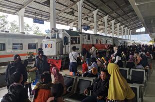 Penumpang yang memadati ruang tunggu stasiun untuk mengunakan kereta api menuju ke berbagai daerah di Jawa Timur. (Foto. Humas PT KAI)