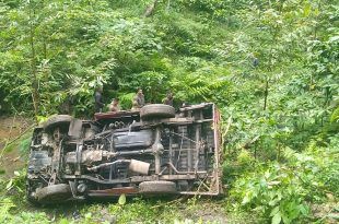 Kendaraan berjenis L 300 dengan nomor polisi P 8780 VG mengalami kecelakaan di Jalur Gumitir. (Foto. Wiji Hariyanto)