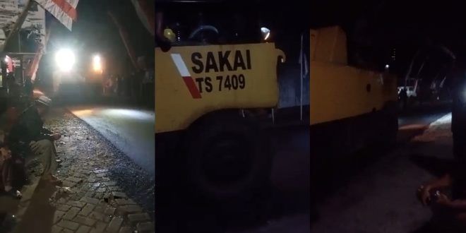 Proses pengaspalan jalan di Dusun Polean, Desa Tamansari, Kecamatan Tegalsari malam ini. (Foto. Vania Ardiani)