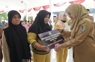 Penyaluran program Warung Naik Kelas (Wenak) oleh Bupati Banyuwangi di Kelurahan Penganjuran. (Foto. Istimewa)
