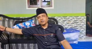 Heru Prayito, Kepala MI Baburrohmah Kalibaru (42) menceritakan kronologi saat ia bersama guru lainnya menemukan korban. (Foto. Rendra Prasetyo)