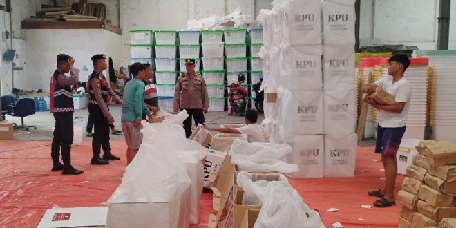 Kapolsek Kabat, AKP Kusmin saat melakukan patroli di Gudang Logistik KPU Banyuwangi. (Foto. Istimewa)