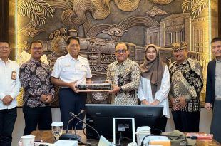 Direktur Utama PT KAI Didiek Hartantyo, didampingi jajaran direksi saat bertemu Wakil Bupati banyuwangi Mujiono bersama sejumlah pejabat terkait di Jakarta. (Foto. Humas Pemkab For RBT)