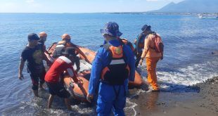 Petugas melakukan pencarian korban tenggelam di Pantai Lebuk, Desa Sumberejo, Kecamatan Banyuputih, Kabupaten Situbondo. (Foto. Wahyu Setiabudi For RBT)