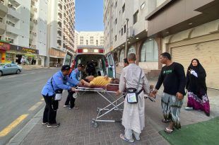 Tenaga Kesehatan membantu Calon Jemaah Haji (CJH) asal Banyuwangi yang tergabung dalam Kloter 42 yang perlu di rawat di RS Arab Saudi. (Foto. Hari Santoso For RBT)