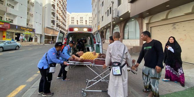 Tenaga Kesehatan membantu Calon Jemaah Haji (CJH) asal Banyuwangi yang tergabung dalam Kloter 42 yang perlu di rawat di RS Arab Saudi. (Foto. Hari Santoso For RBT)