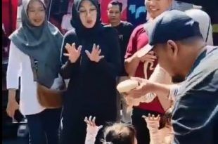 Bupati Banyuwangi Kunjungi CFD Geli Lihat Iguana dan Ular