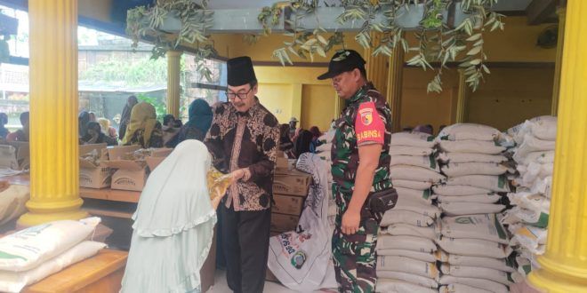 Bantuan Pangan Non Tunai Disalurkan di Sejumlah Desa di Srono dan Cluring
