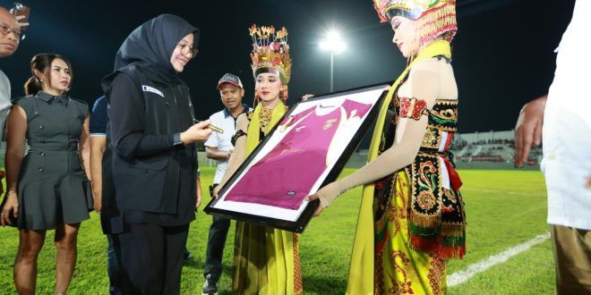 Di Hadapan Ribuan Suporter Persewangi Perkenalkan Skuad dan Jersey Anyar di HUT Ke-55