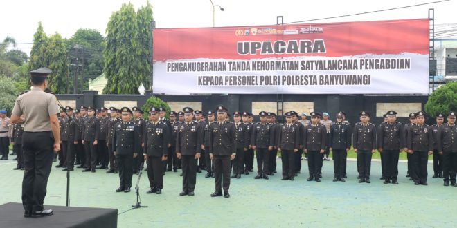 72 Personil Polresta Banyuwangi Terima Satyalancana, Kapolresta Ajak Jaga Loyalitas