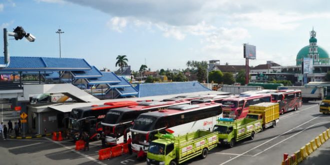 ARUS LEBARAN MEMBLUDAK! Penyeberangan Jawa–Bali H+1 Tembus Puluhan Ribu, Motor & Truk Melejit Tajam